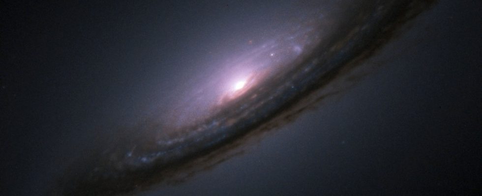Сверхновая типа 1994D (слева внизу) на фоне галактики NGC 4526