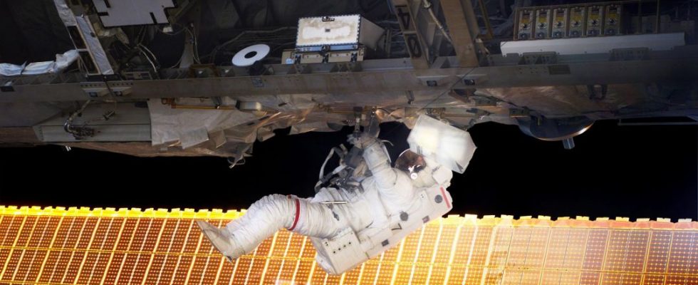 Космонавт в открытом космосе