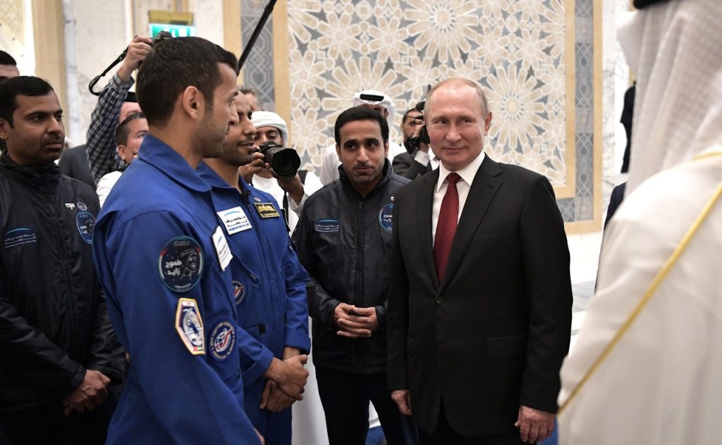Владимир Путин и члены отряда астронавтов ОАЭ