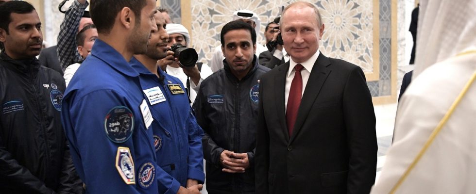 Владимир Путин и члены отряда астронавтов ОАЭ